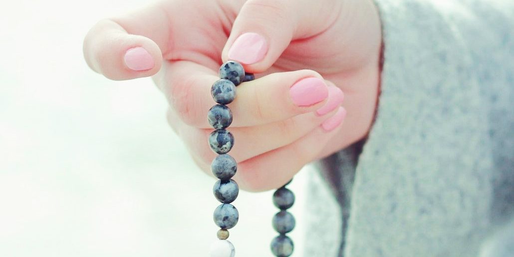 Bracelet bouddhiste tibétain, mode, porte-bonheur ou accessoire de méditation ?