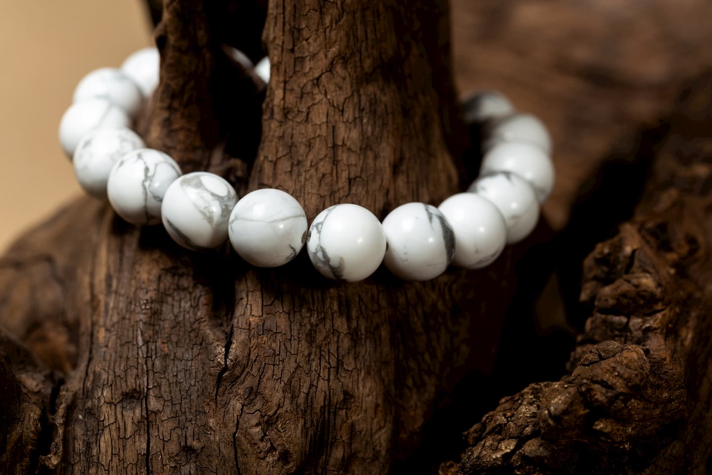 Bracelet d’Howlite, significations, symboles et guide d’achat.