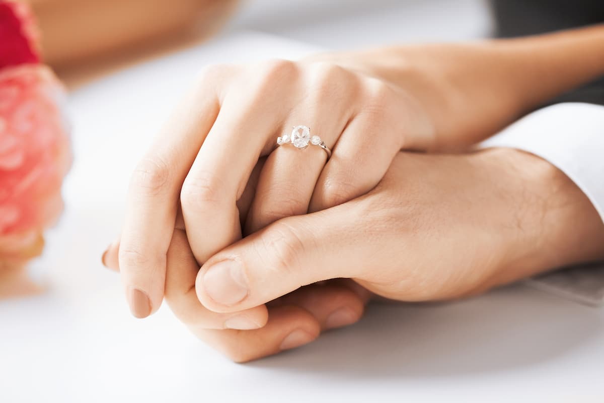 Nos conseils pour vous aider à trouver une alliance en argent originale pour femme