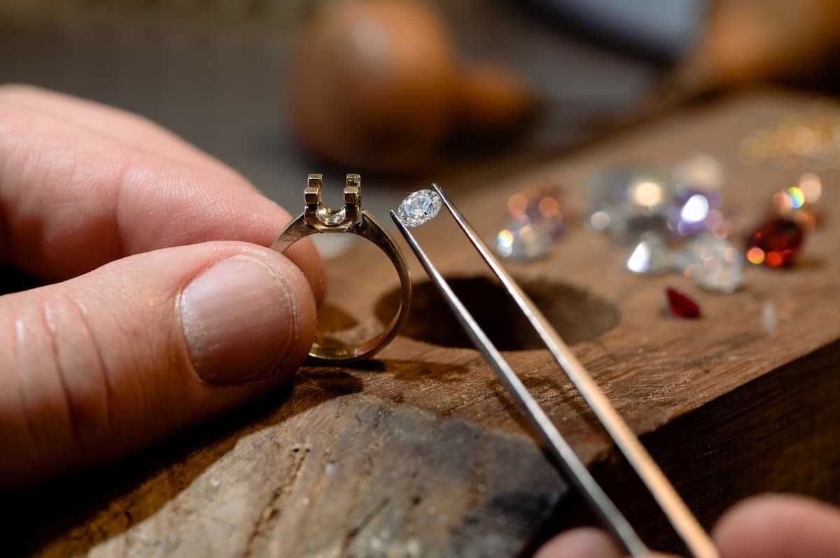 Comment trouver une bague en moissanite en or : voici comment orienter vos recherches !