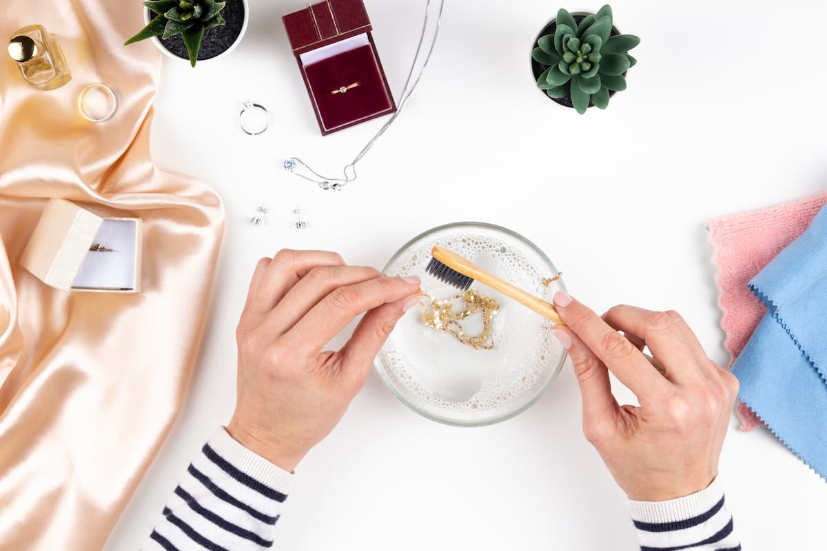 Comment retirer naturellement les traces les plus tenaces sur les bijoux ?