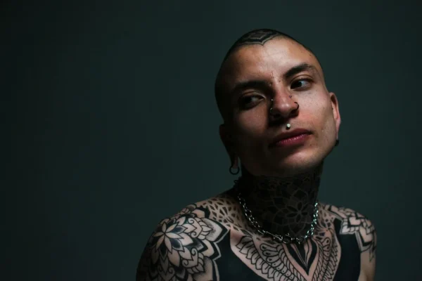 Piercing téton homme : le vrai bijou de corps masculin en 2026